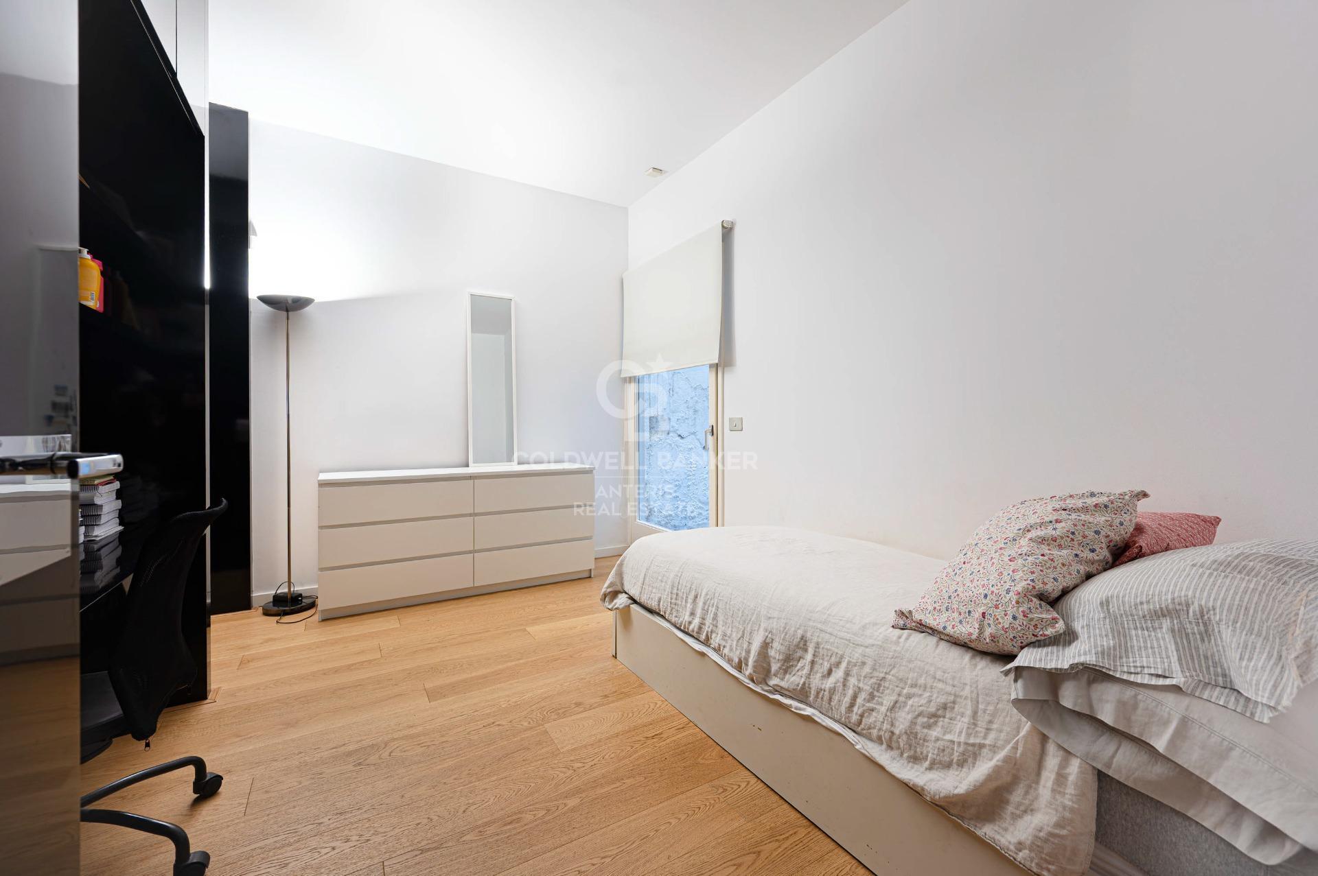 Luminoso duplex de 176m2  construidos, con terraza de 32m2, en Vila de Gracia.