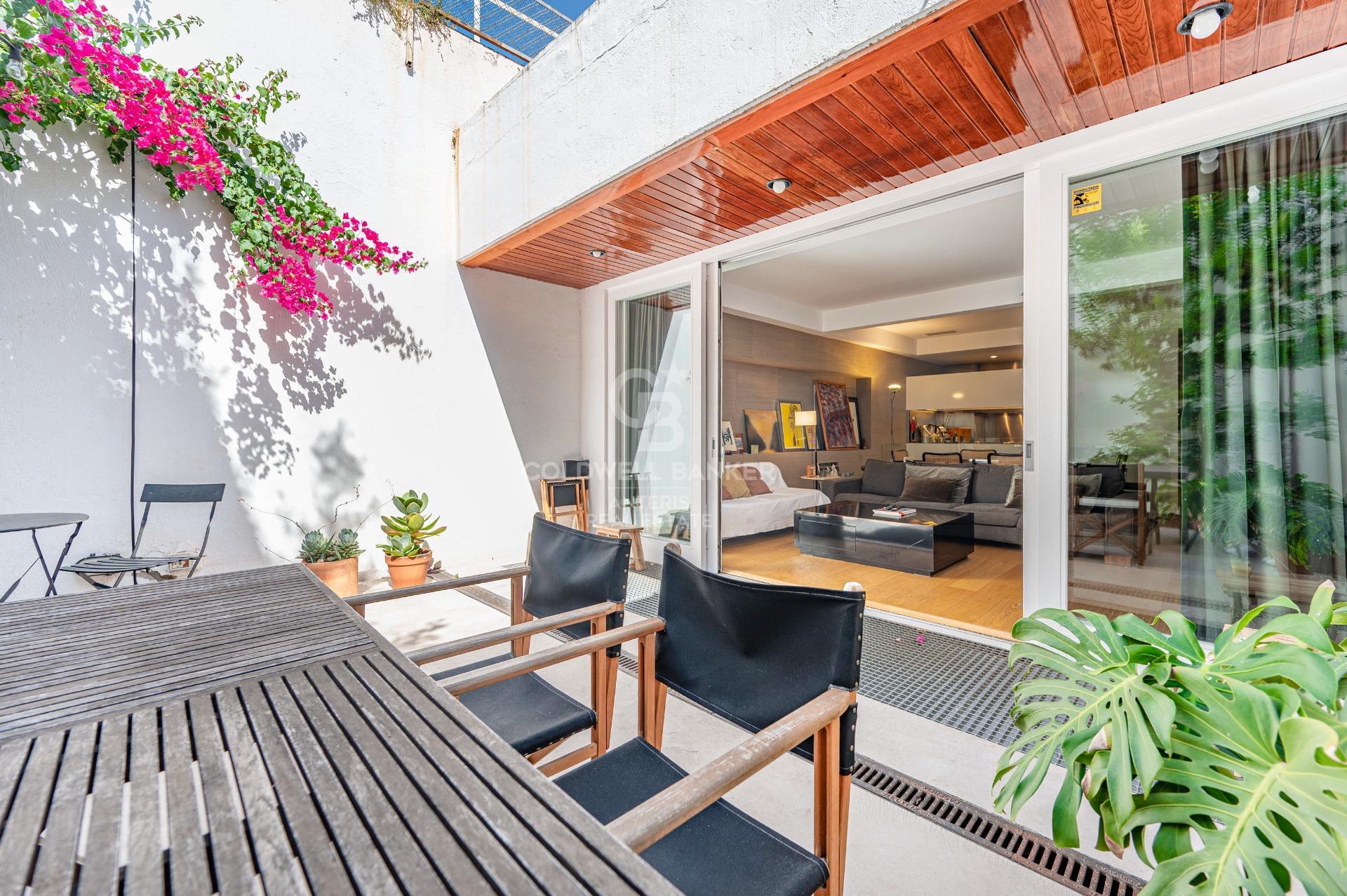 Luminoso duplex de 176m2  construidos, con terraza de 32m2, en Vila de Gracia.