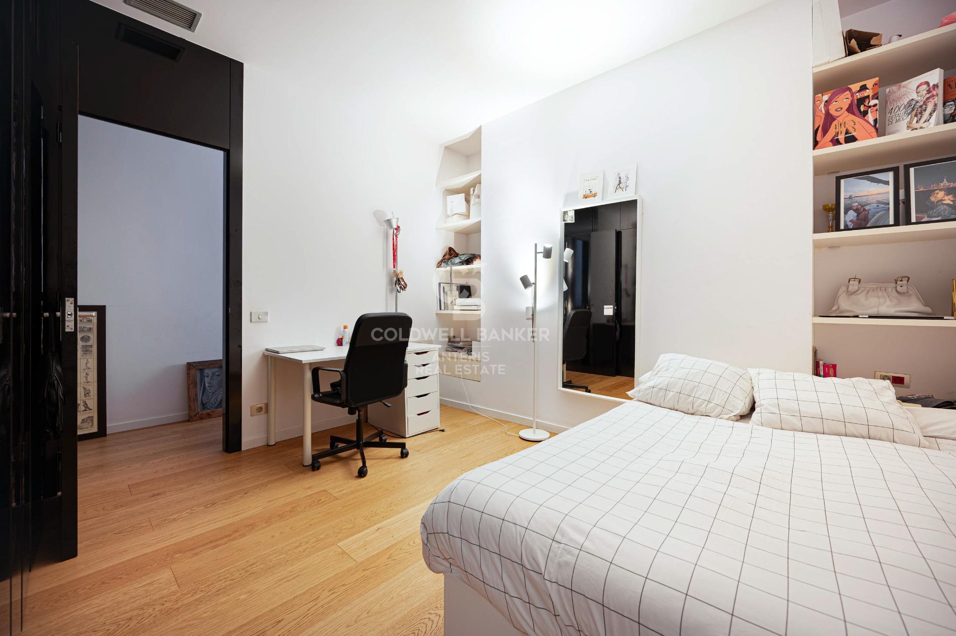 Luminoso duplex de 176m2  construidos, con terraza de 32m2, en Vila de Gracia.