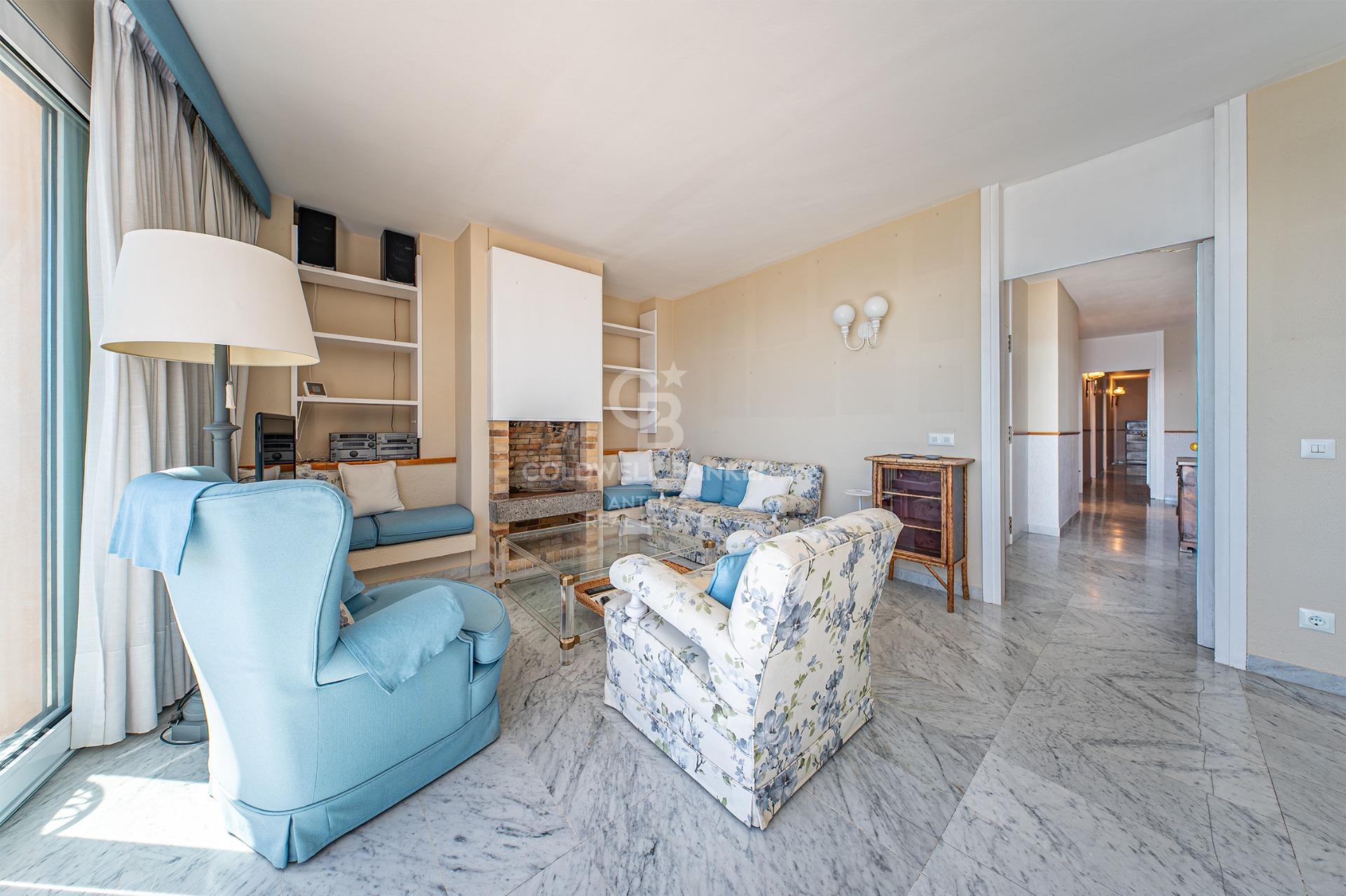 Seafront apartment with terrace and open sea views in Lloret de Mar, with the option to purchase a parking space
