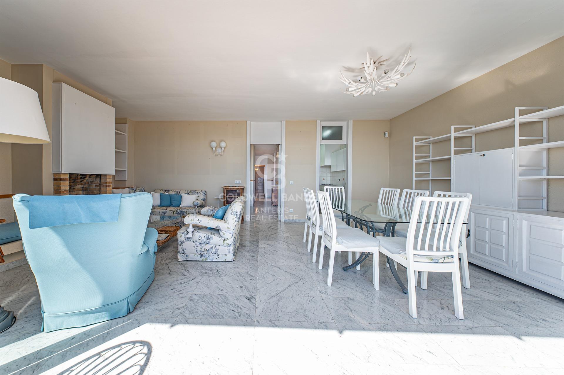 Seafront apartment with terrace and open sea views in Lloret de Mar, with the option to purchase a parking space
