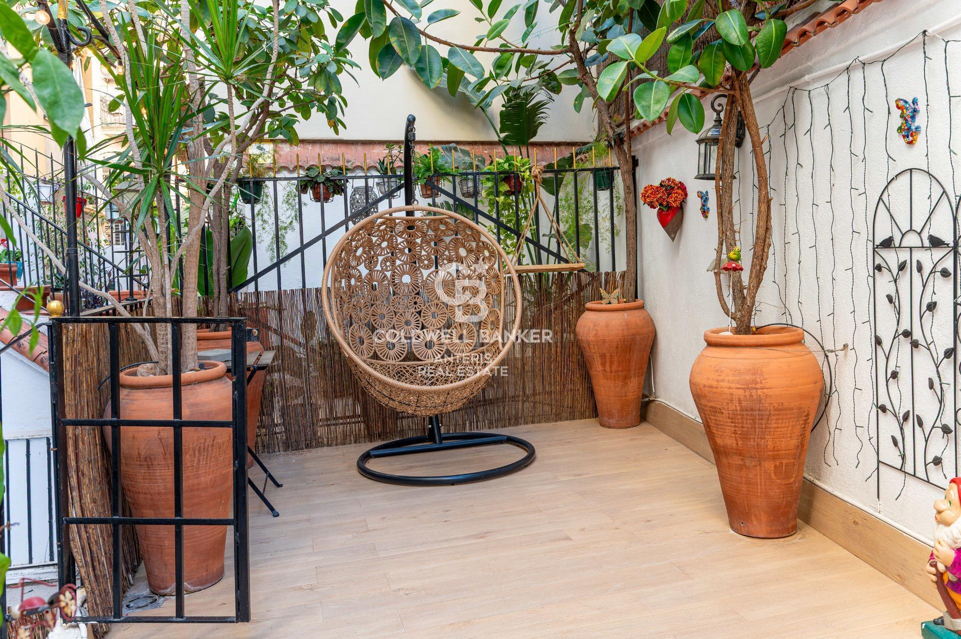 Tríplex de 200 m² con dos terrazas privadas y ascensor en finca regia junto a Montjuïc