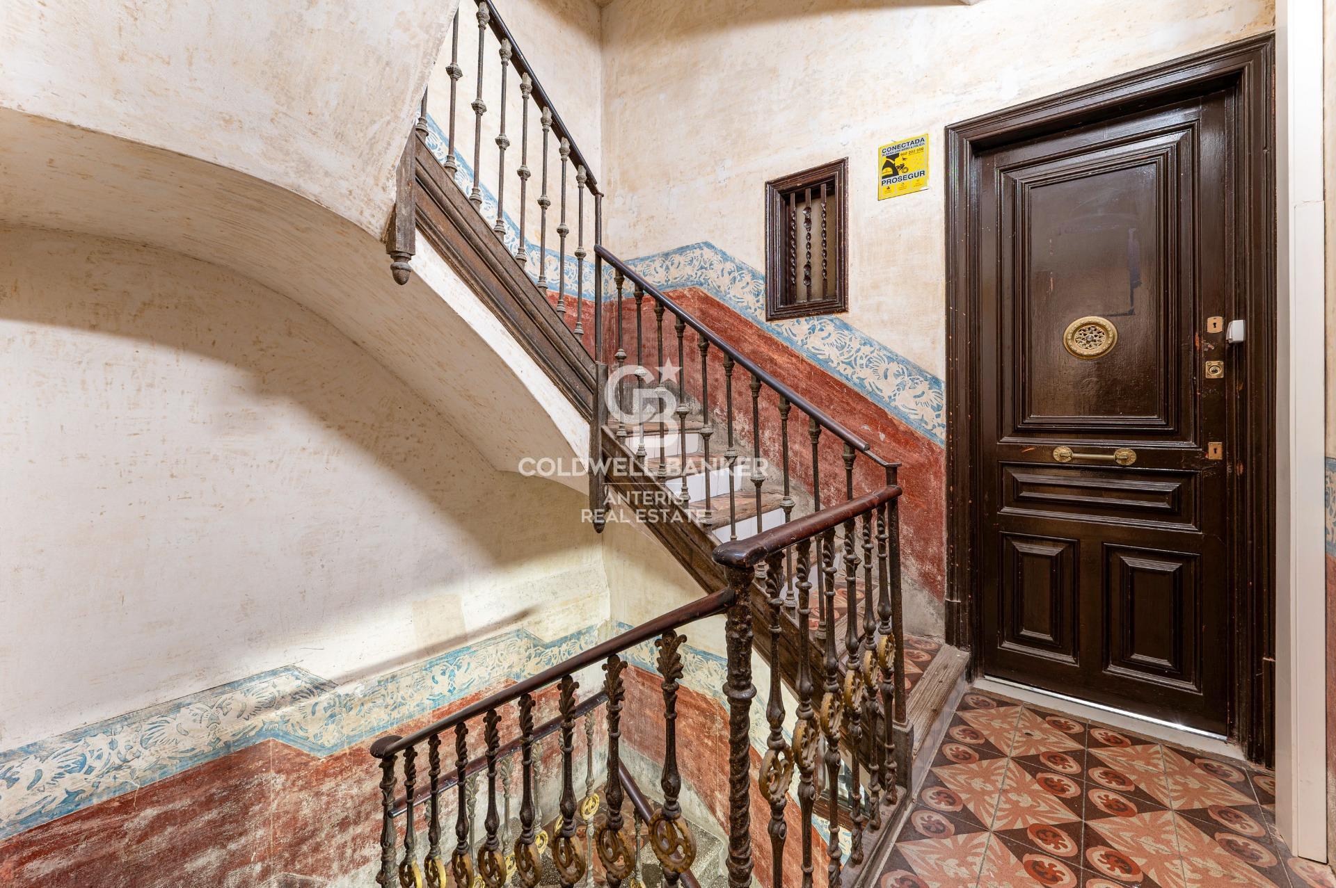 Tríplex de 200 m² con dos terrazas privadas y ascensor en finca regia junto a Montjuïc