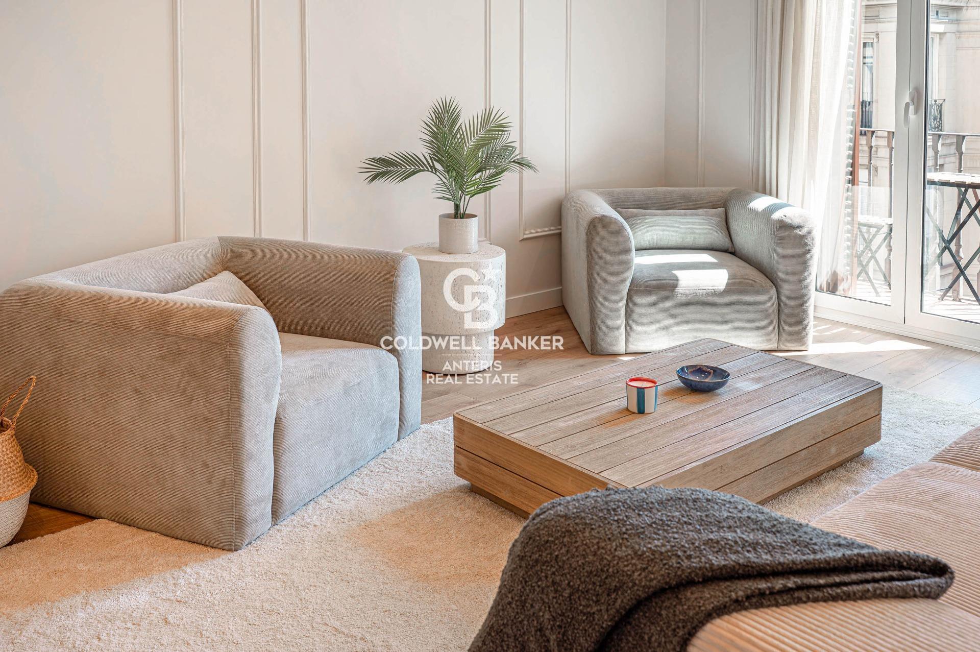 Upper-floor apartment for sale on Balmes Street