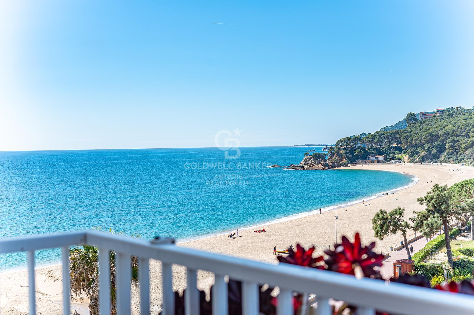 Piso alto en venta en primera línea de mar en Playa de Fenals, Lloret de Mar