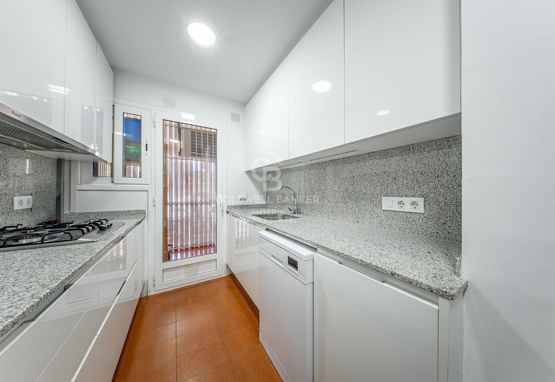 Piso alto en venta en primera línea de mar en Playa de Fenals, Lloret de Mar