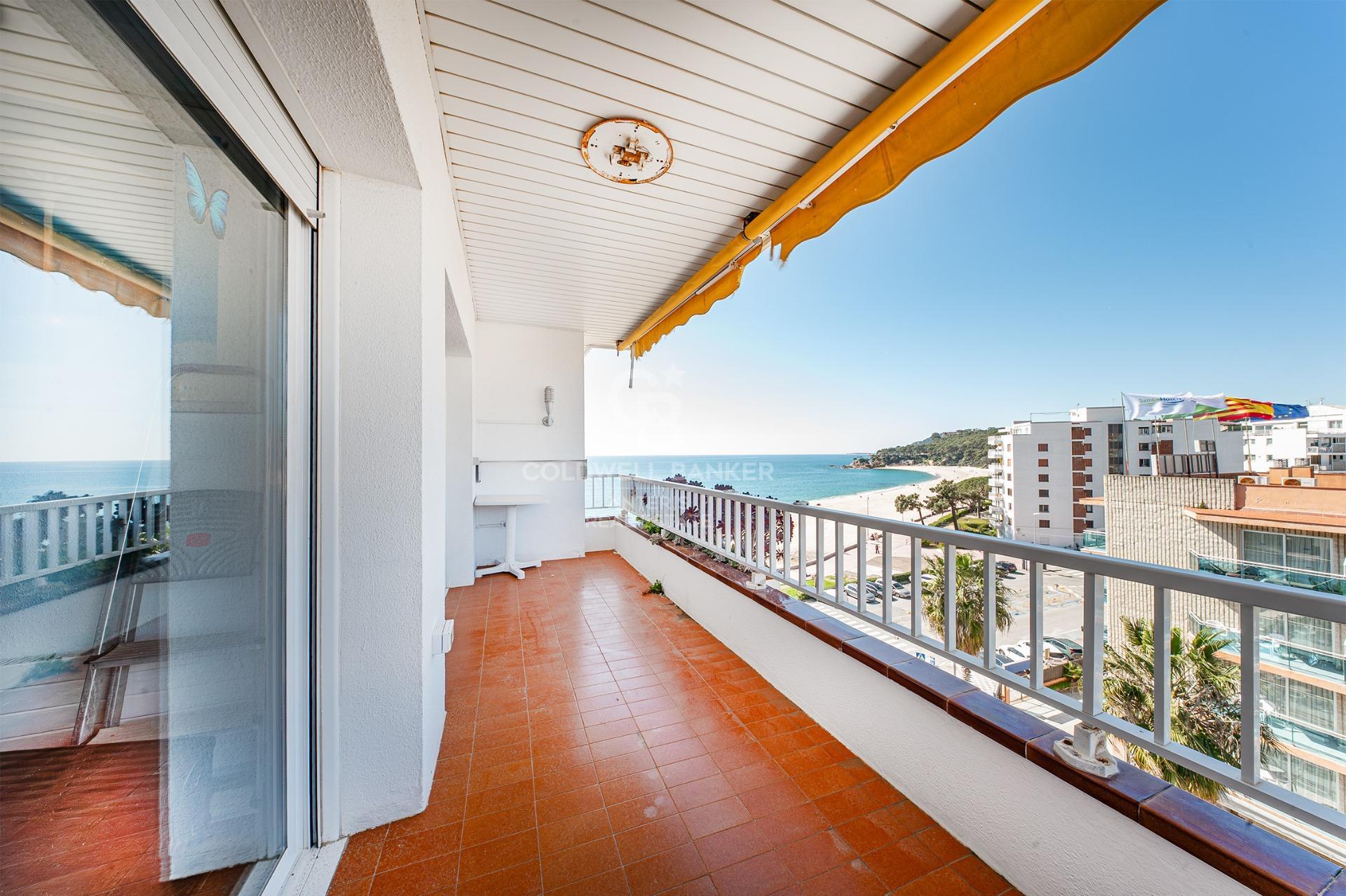 Piso alto en venta en primera línea de mar en Playa de Fenals, Lloret de Mar