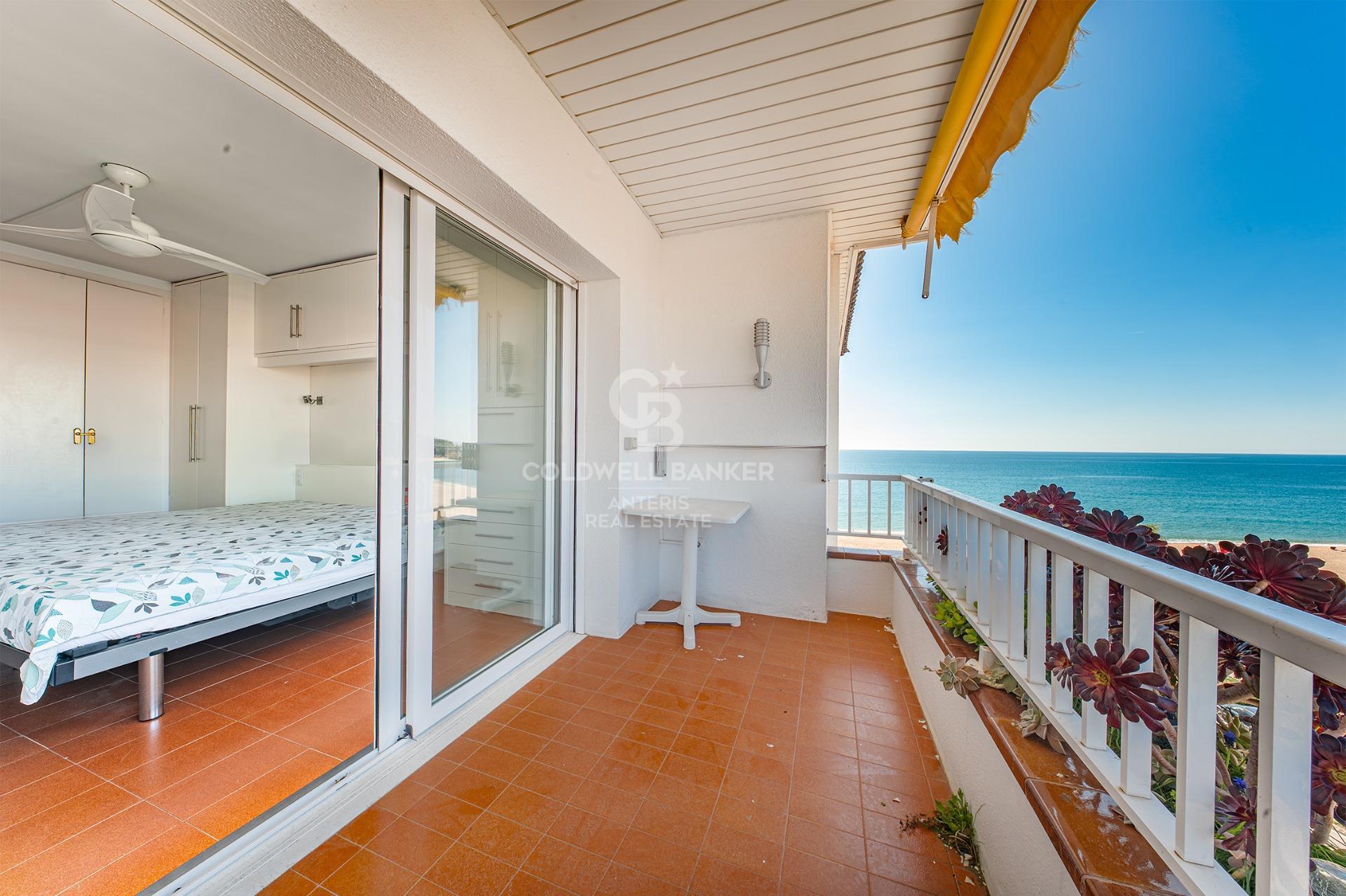 Piso alto en venta en primera línea de mar en Playa de Fenals, Lloret de Mar