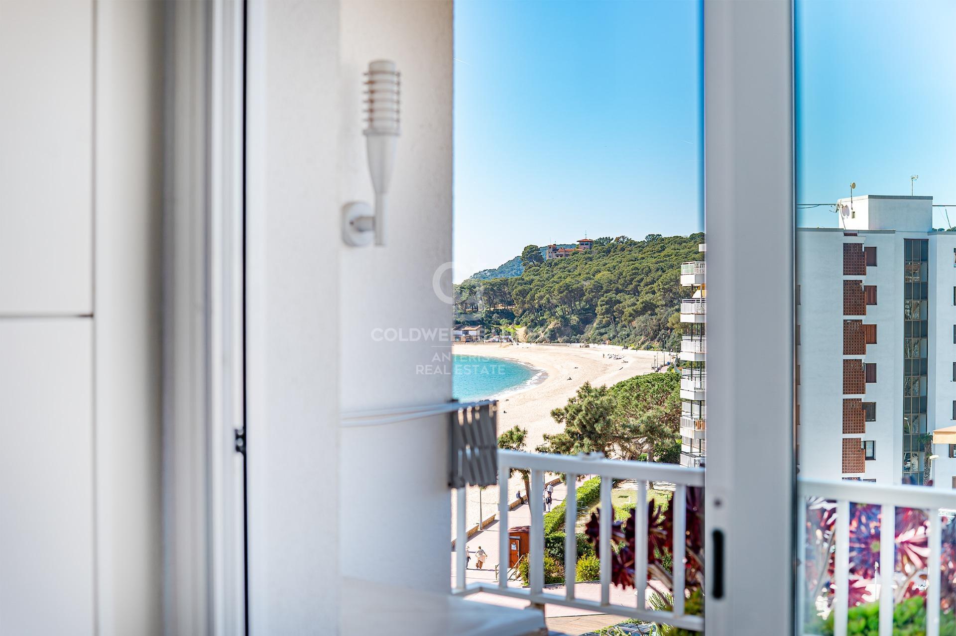 Piso alto en venta en primera línea de mar en Playa de Fenals, Lloret de Mar