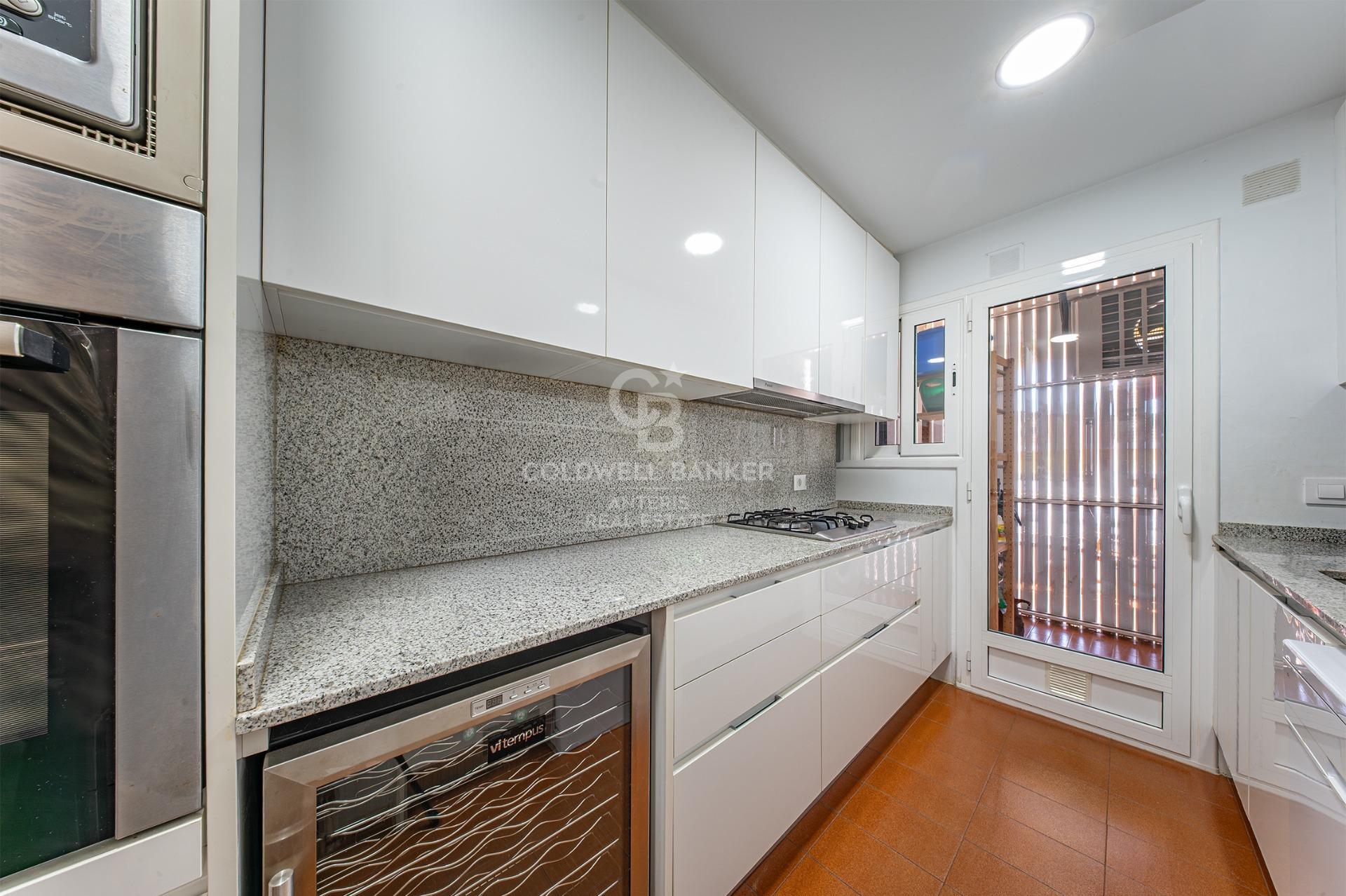 Piso alto en venta en primera línea de mar en Playa de Fenals, Lloret de Mar