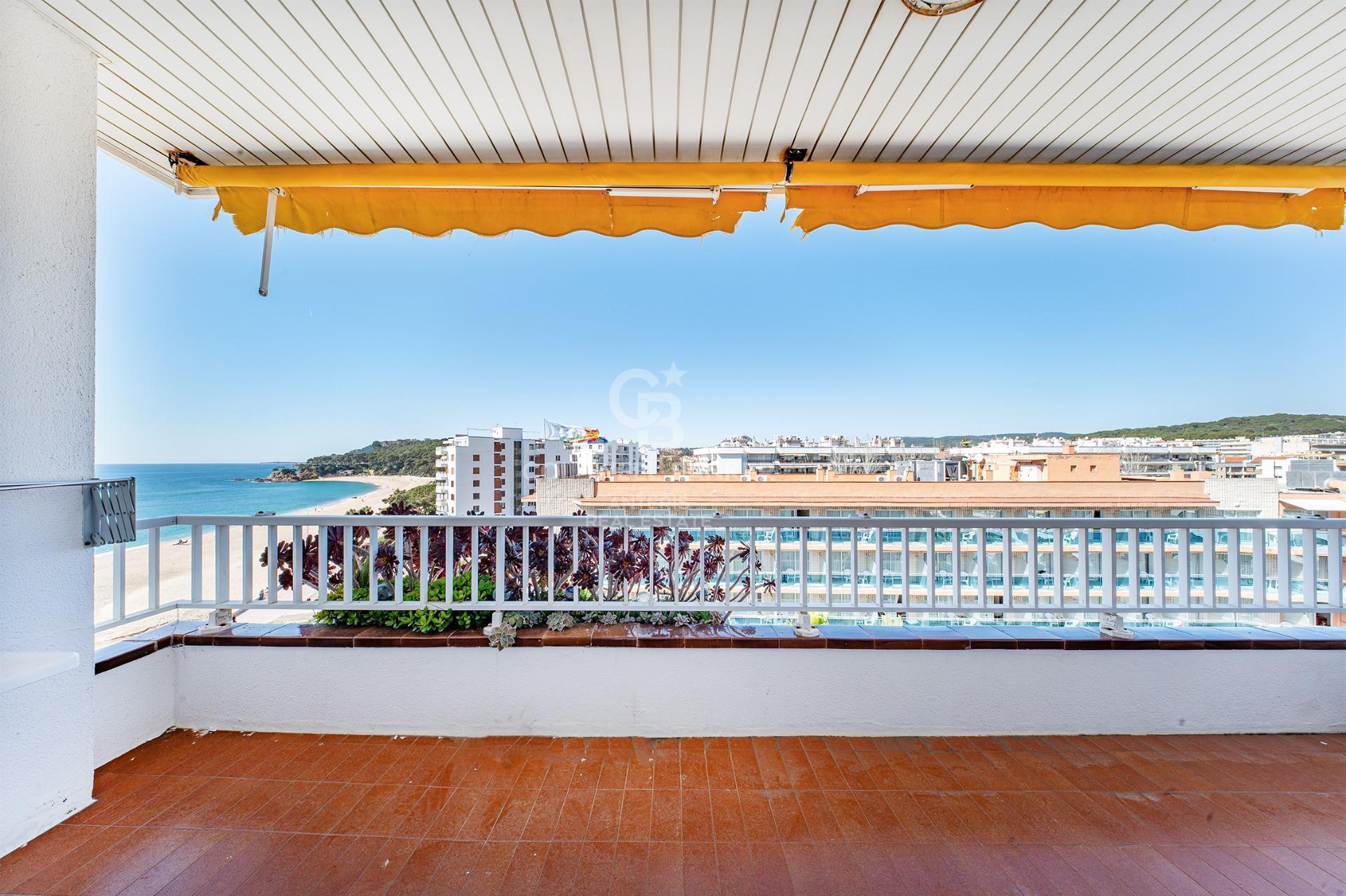 Piso alto en venta en primera línea de mar en Playa de Fenals, Lloret de Mar