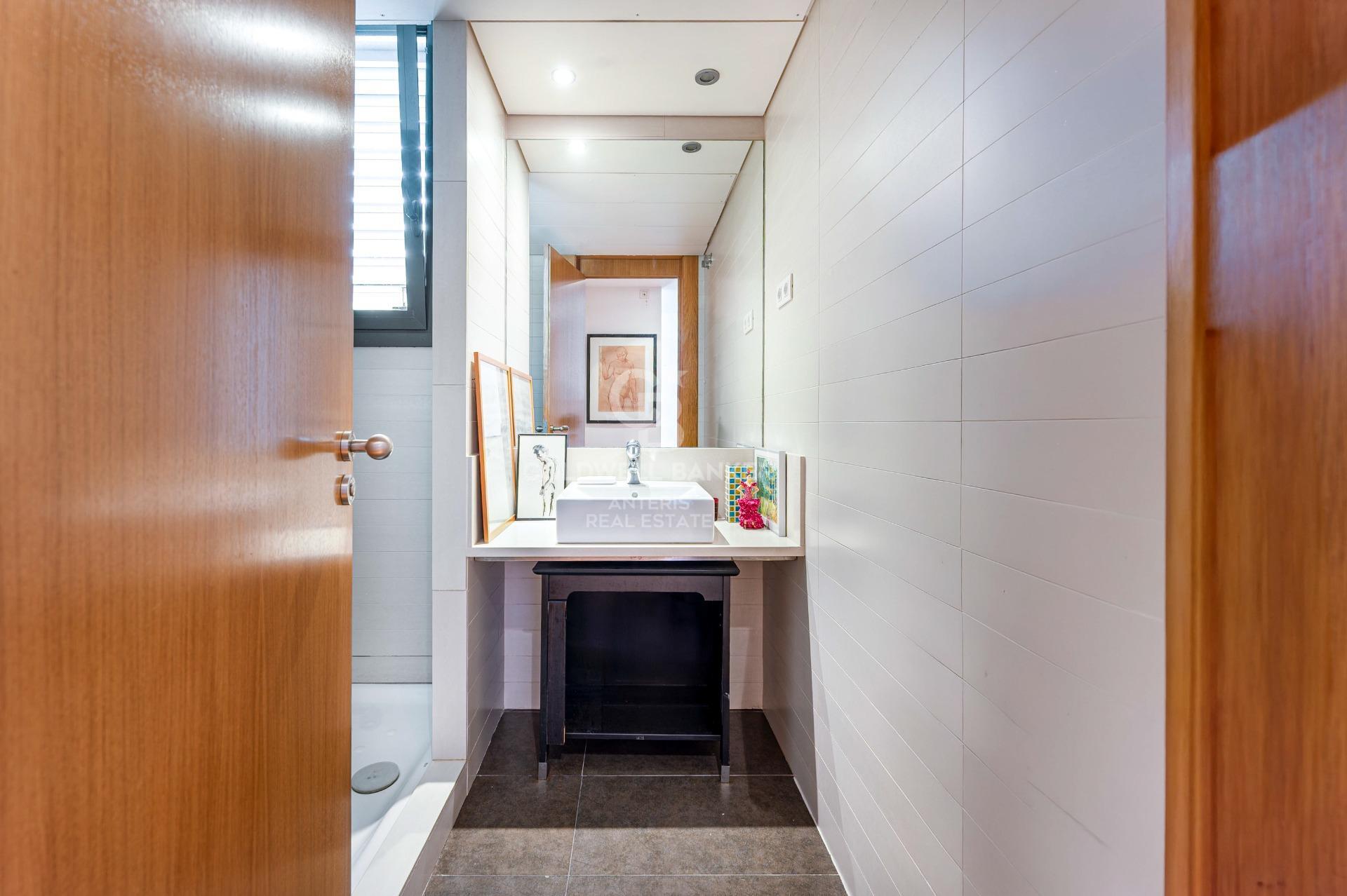 Penthouse z tarasem, prywatnym basenem i miejscem parkingowym