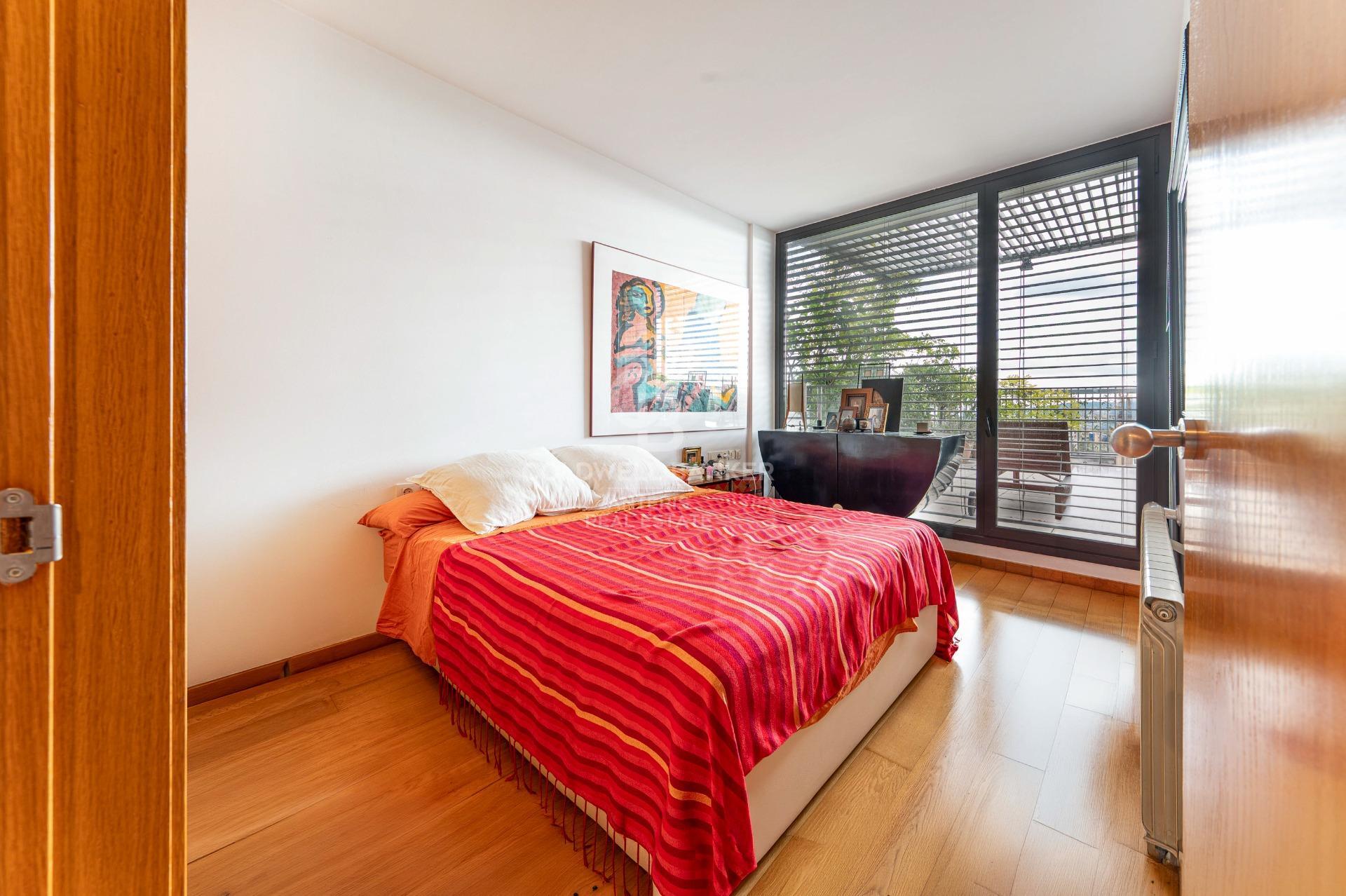 Penthouse z tarasem, prywatnym basenem i miejscem parkingowym
