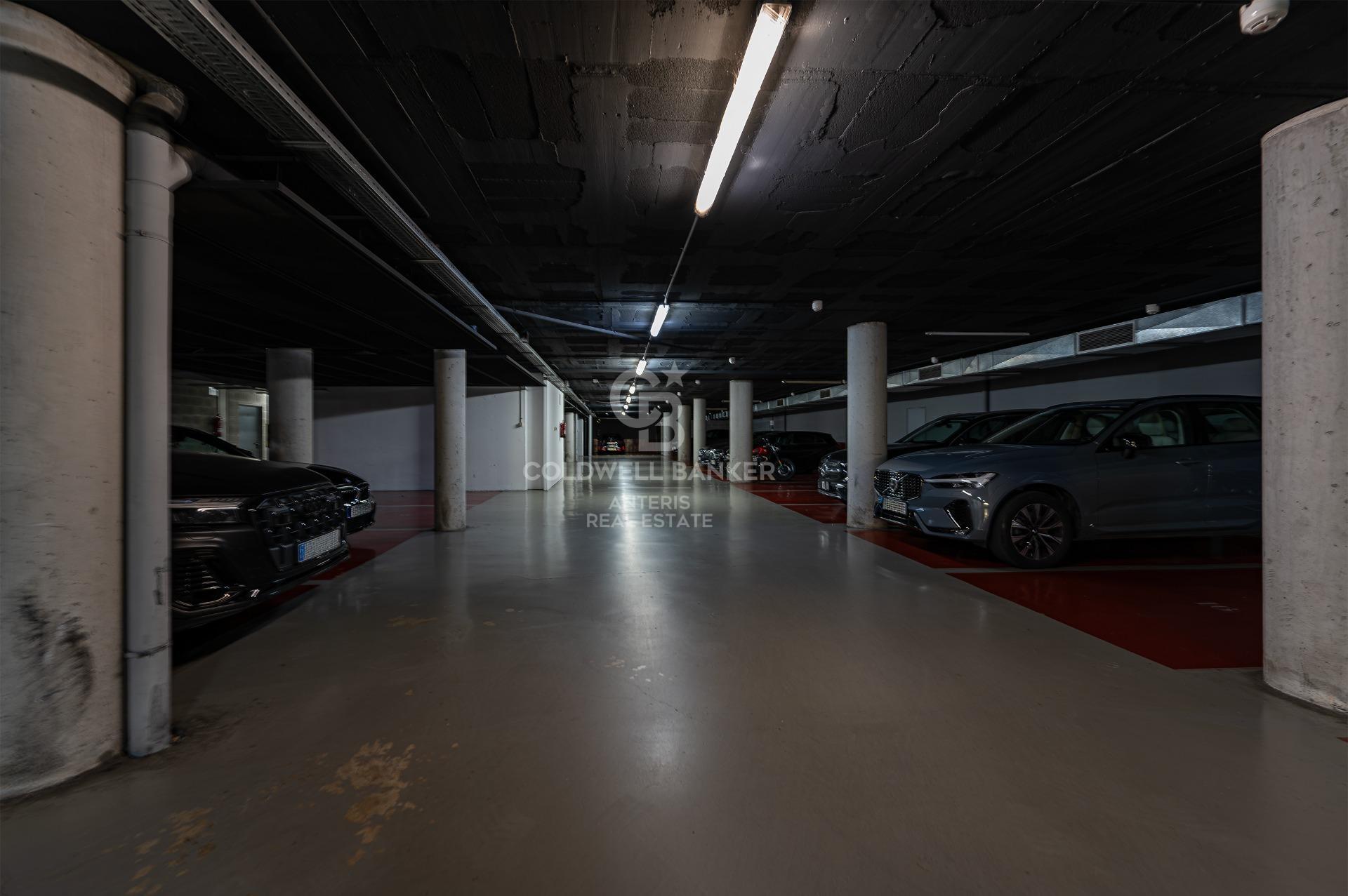 Penthouse z tarasem, prywatnym basenem i miejscem parkingowym