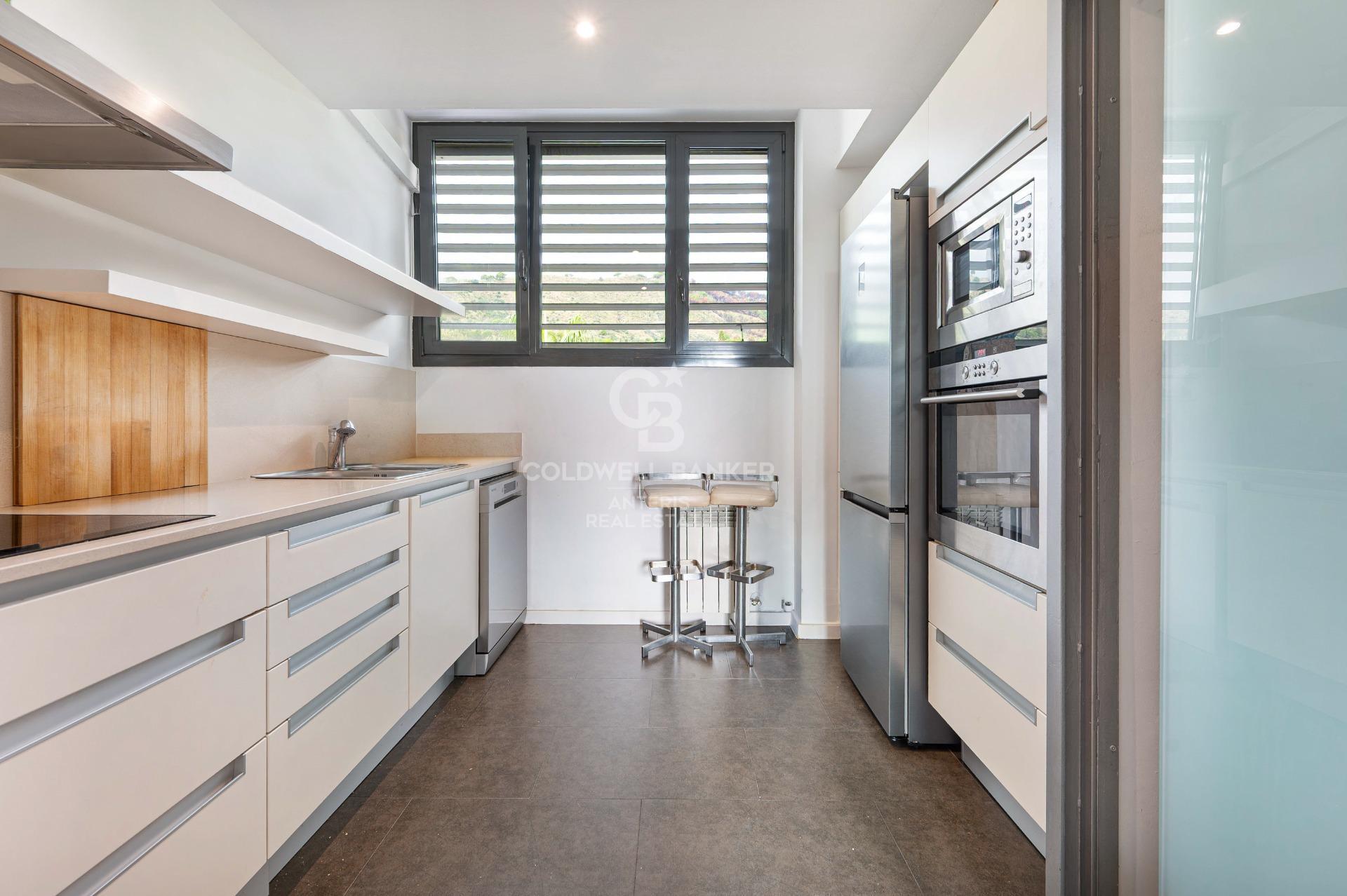 Penthouse z tarasem, prywatnym basenem i miejscem parkingowym