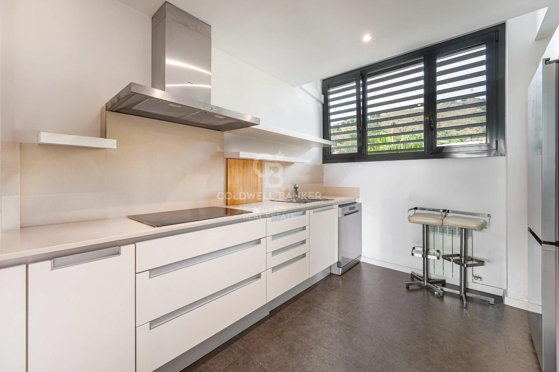 Penthouse z tarasem, prywatnym basenem i miejscem parkingowym