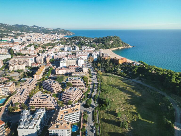 Unikalne apartamenty tuż przy Platja Fenals, w sercu Costa Brava